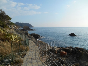 La passeggiata lungo il mare a Framura